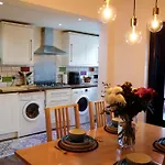 2 Bed 1 Bath Sleeps 4 Entire Home Near Cbs Arena & M6 - Coventry