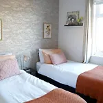 2 Bed 1 Bath Sleeps 4 Entire Home Near Cbs Arena & M6 - Coventry
