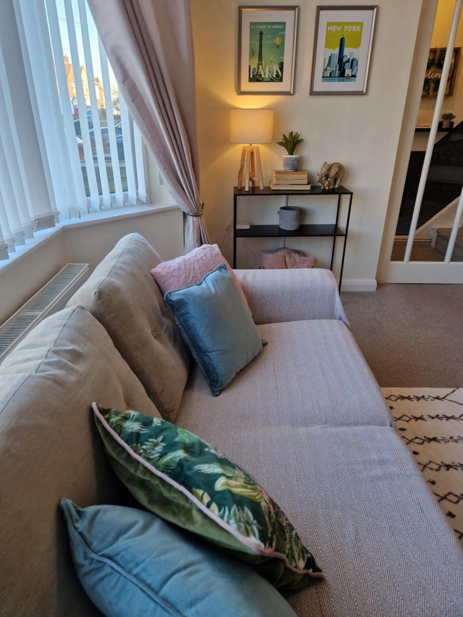 2 Bed 1 Bath Sleeps 4 Entire Near Cbs Arena & M6 - Apartment