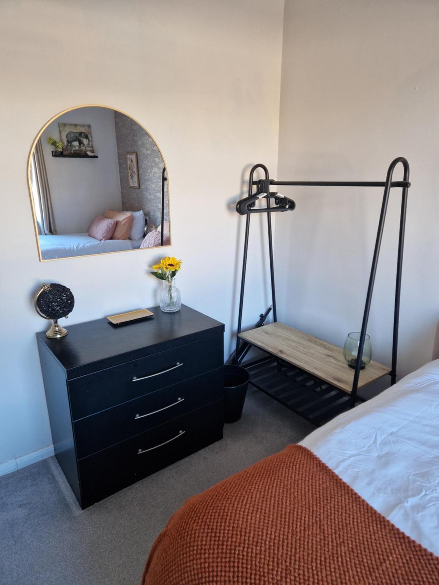2 Bed 1 Bath Sleeps 4 Entire Near Cbs Arena & M6 - Apartment Coventry