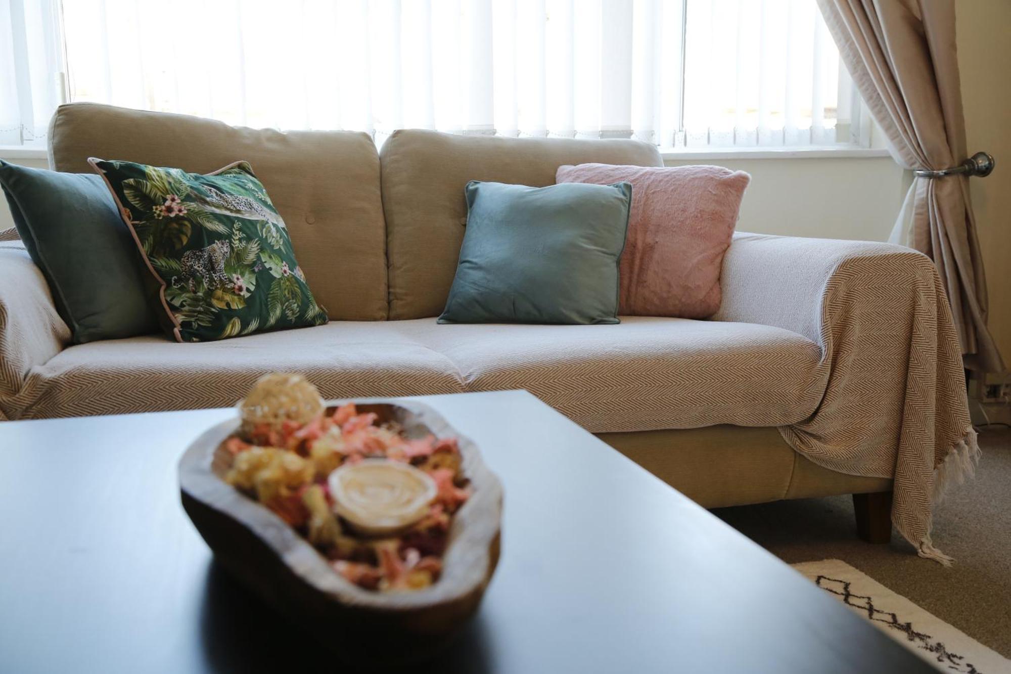 2 Bed 1 Bath Sleeps 4 Entire Near Cbs Arena & M6 - Apartment