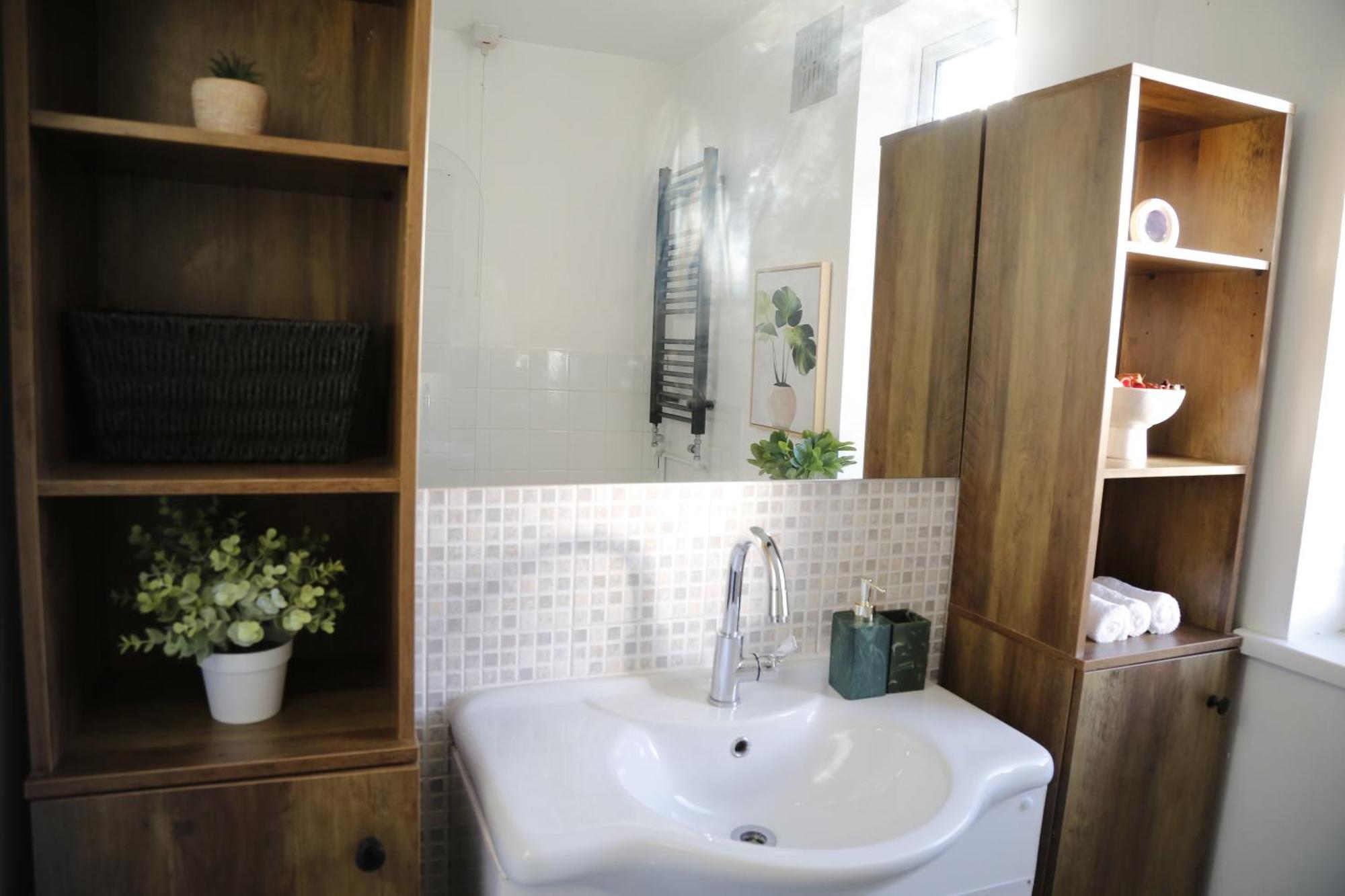2 Bed 1 Bath Sleeps 4 Entire Near Cbs Arena & M6 - Apartment *