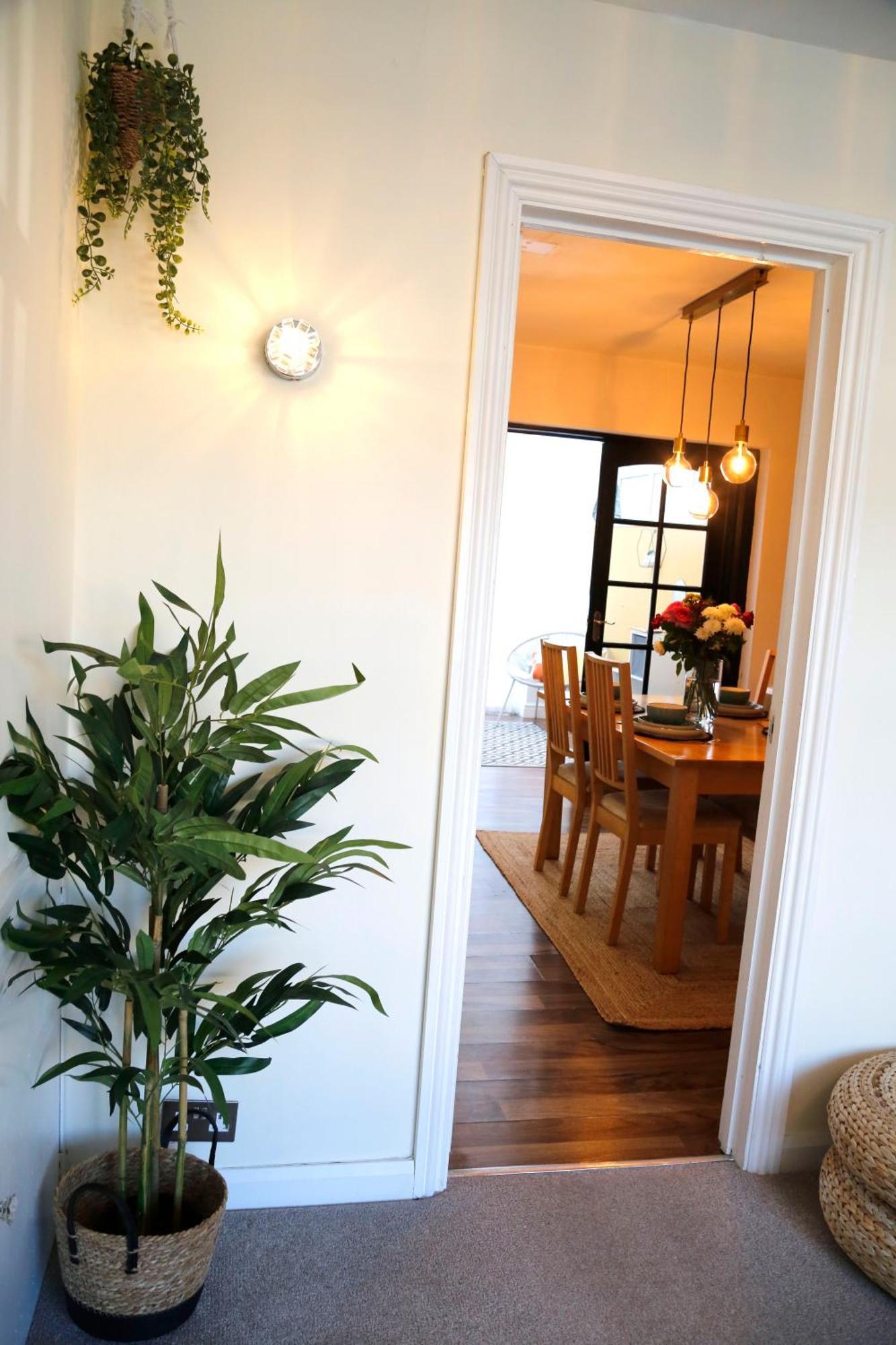2 Bed 1 Bath Sleeps 4 Entire Near Cbs Arena & M6 - Apartment