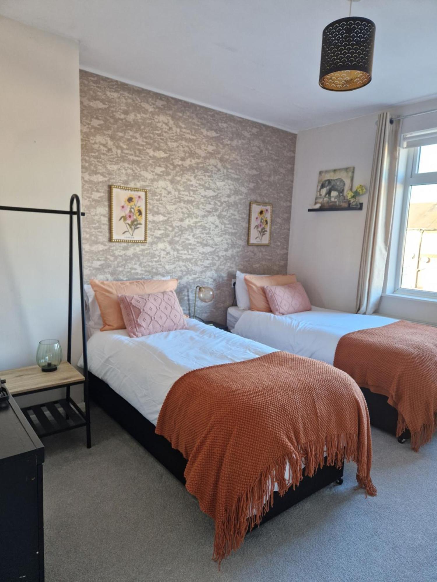 2 Bed 1 Bath Sleeps 4 Entire Near Cbs Arena & M6 - * Coventry